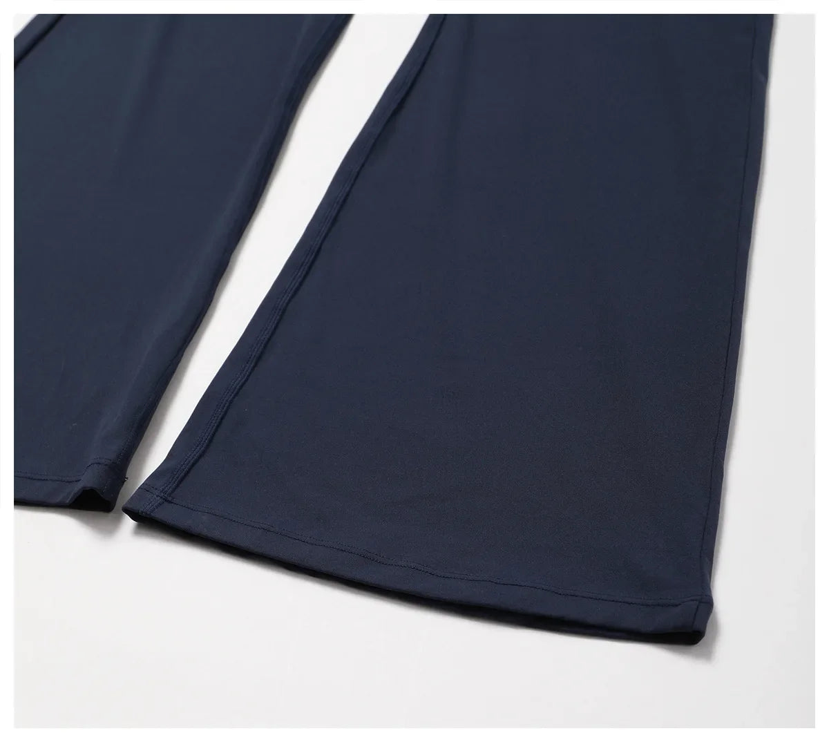 Conjunto fitness con pantalones acampanados elásticos de cintura alta sin costuras